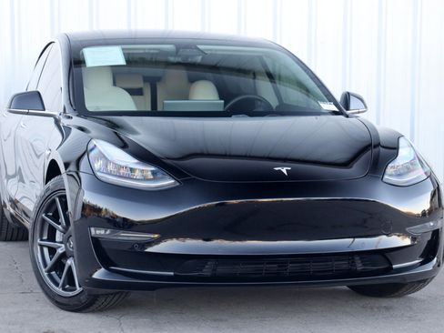 Used 2019 Tesla Model 3 Standard Range Plus image 4