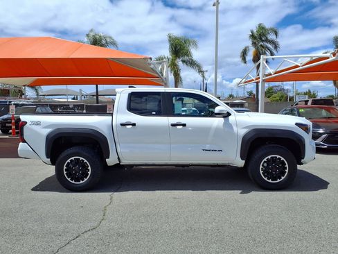 Certified 2025 Toyota Tacoma TRD Off-Road AWD/4WD image 3