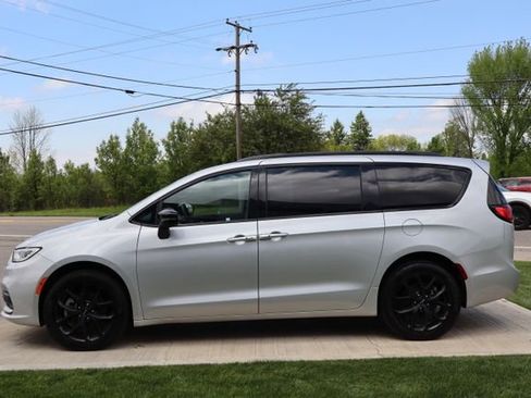 Used 2024 Chrysler Pacifica Limited w/ S Appearance Package AWD/4WD image 29