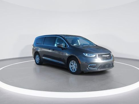 Used 2023 Chrysler Pacifica Touring-L image 4