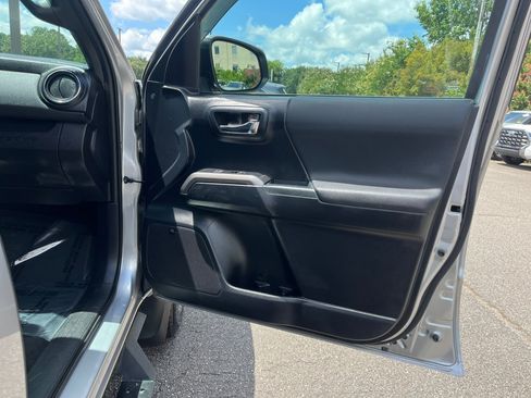 Used 2018 Toyota Tacoma TRD Sport AWD/4WD image 31