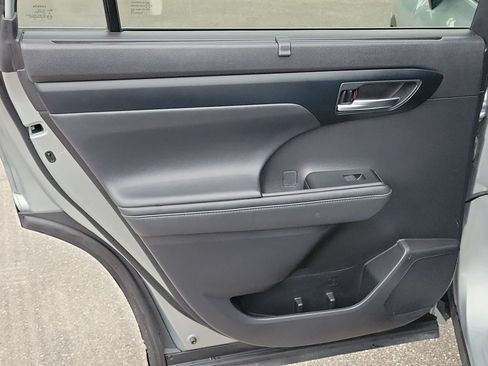 Used 2021 Toyota Highlander XLE FWD image 10