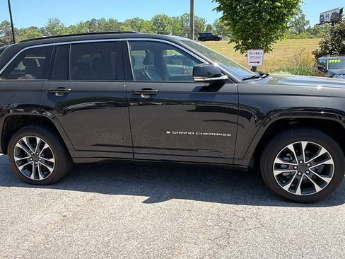 Used 2025 Jeep Grand Cherokee Overland w/ Luxury Tech Group IV AWD/4WD image 7