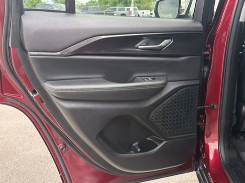 Used 2023 Jeep Grand Cherokee Laredo AWD/4WD image 23