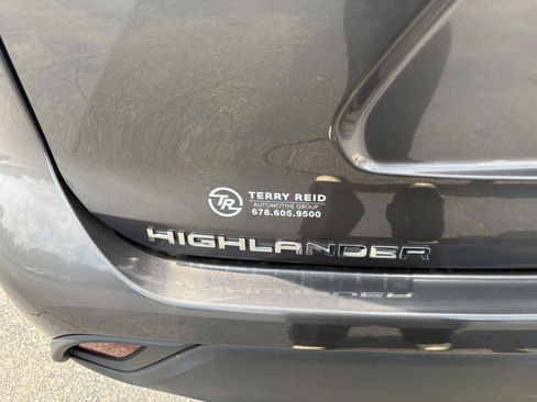 Used 2024 Toyota Highlander LE FWD image 9