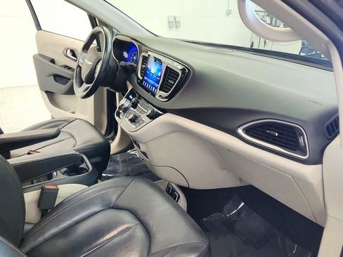 Used 2017 Chrysler Pacifica Touring-L FWD image 30