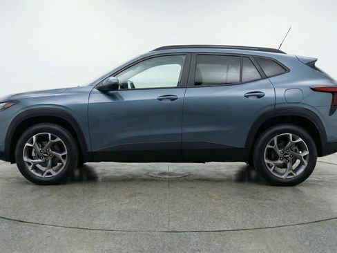 Used 2025 Chevrolet Trax LT FWD image 5