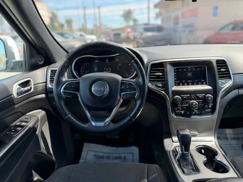 Used 2019 Jeep Grand Cherokee Laredo RWD image 31