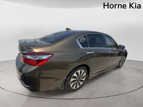 Used 2017 Honda Accord Touring image 4