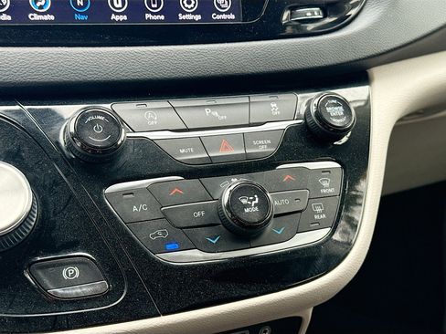 Used 2020 Chrysler Pacifica Touring-L Plus w/ Tire & Wheel Group image 34