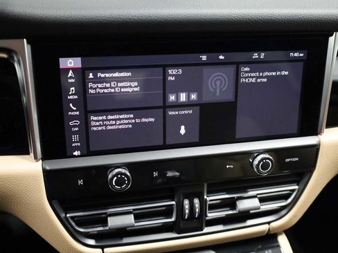 Certified 2024 Porsche Macan image 32