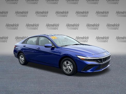 Used 2025 Hyundai Elantra SE FWD image 2