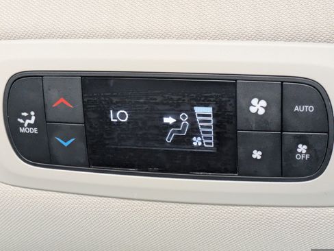 Used 2024 Chrysler Pacifica Touring-L FWD image 21