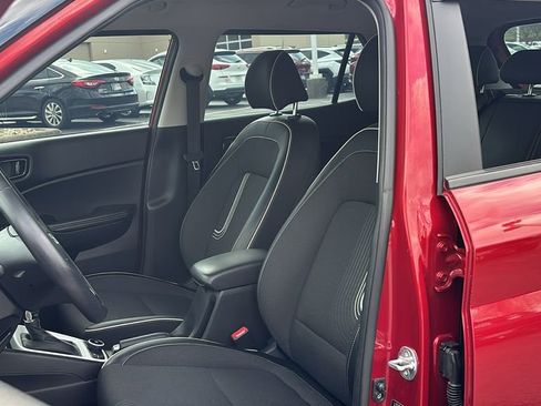 Used 2023 Hyundai Venue Limited image 10