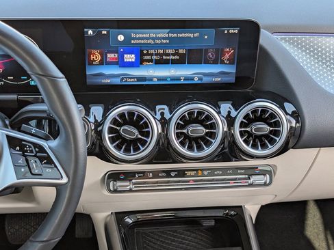 Used 2025 Mercedes-Benz GLA 250 4MATIC image 13