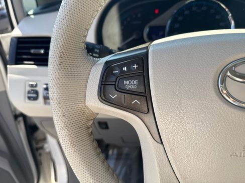 Used 2014 Toyota Sienna XLE image 19
