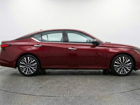 Used 2025 Nissan Altima 2.5 SV FWD image 11
