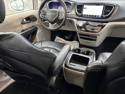 Used 2022 Chrysler Pacifica Touring-L w/ Uconnect Theater Family Group image 40