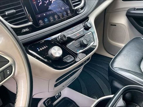 Used 2019 Chrysler Pacifica Limited w/ Tire & Wheel Group image 16