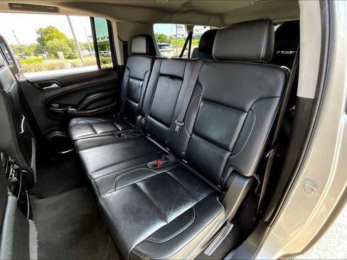Used 2020 Chevrolet Suburban LT image 20