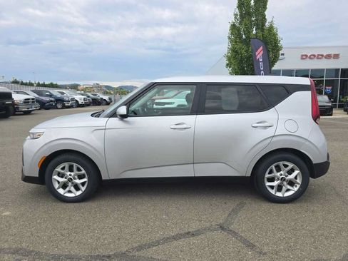 Used 2021 Kia Soul S FWD image 2