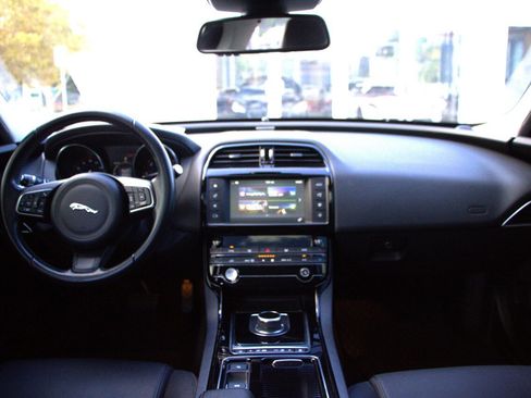 Used 2018 Jaguar XE Premium image 33