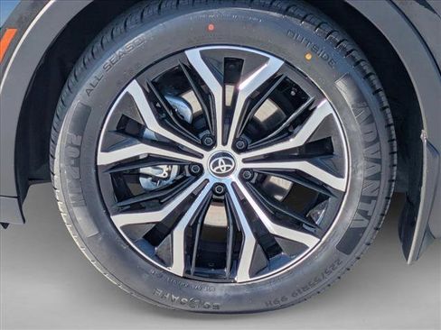 Used 2024 Toyota Crown XLE image 23