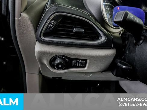 Used 2023 Chrysler Pacifica Touring-L FWD image 34