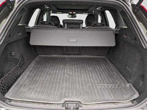 Used 2022 Volvo XC60 B5 R-Design image 6