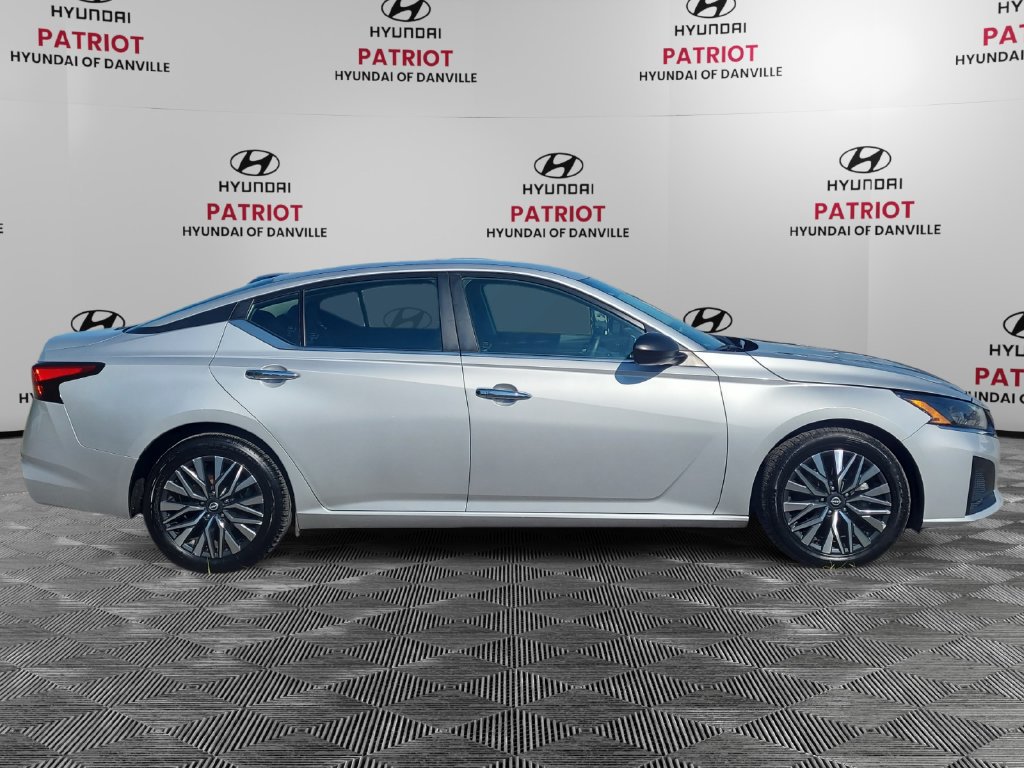 Used 2024 Nissan Altima 2.5 SV FWD image 2