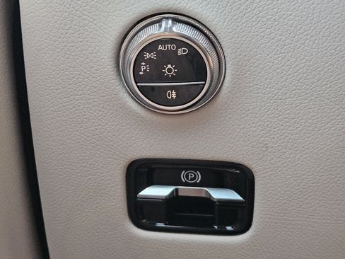 Used 2025 Mercedes-Benz GLC 350e 4MATIC image 23