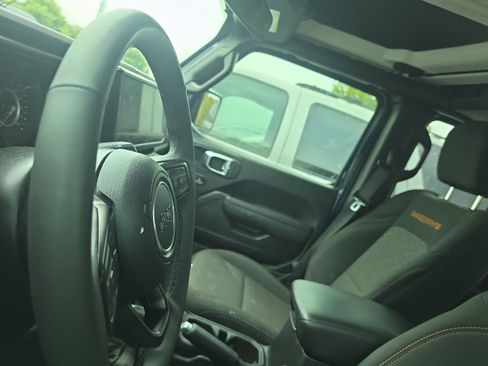 Used 2025 Jeep Gladiator Mojave w/ Convenience Group AWD/4WD image 6