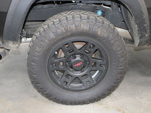 Used 2017 Toyota Tacoma TRD Off-Road w/ Premium & Technology Package AWD/4WD image 55