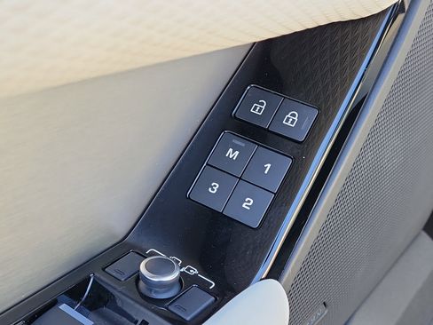 Used 2022 Land Rover Range Rover Velar R-Dynamic S image 19