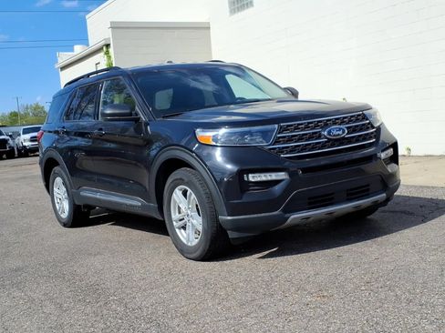 Used 2023 Ford Explorer XLT w/ Equipment Group 202A AWD/4WD image 7