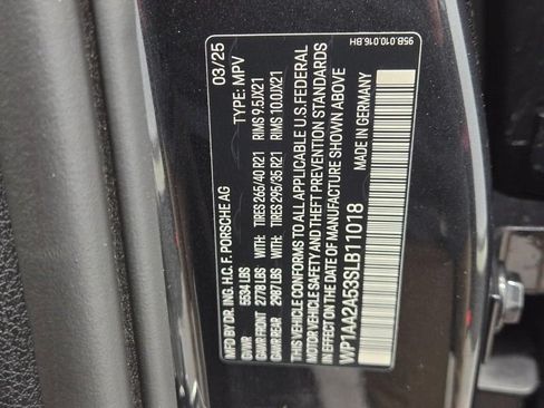 Certified 2025 Porsche Macan AWD/4WD image 27