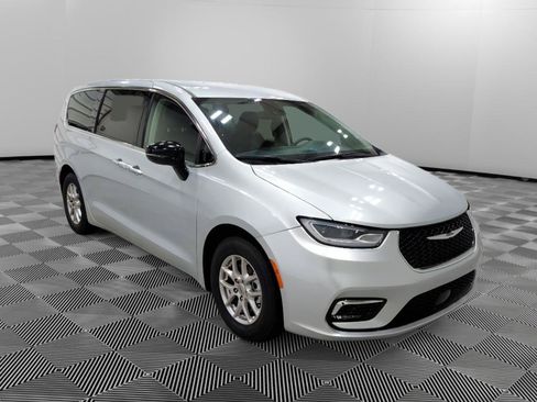 Used 2024 Chrysler Pacifica Touring-L FWD image 2
