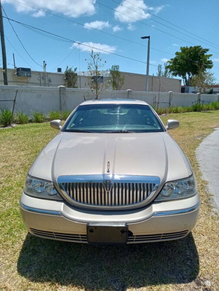 Used 2006 Lincoln Town Car Signature Limited RWD image 3
