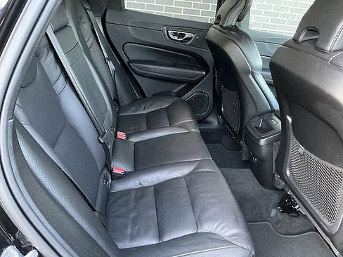 Certified 2021 Volvo XC60 T6 Momentum image 19