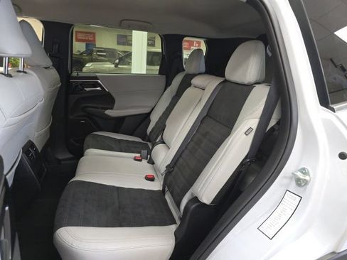 Used 2025 Mitsubishi Outlander SE FWD image 11