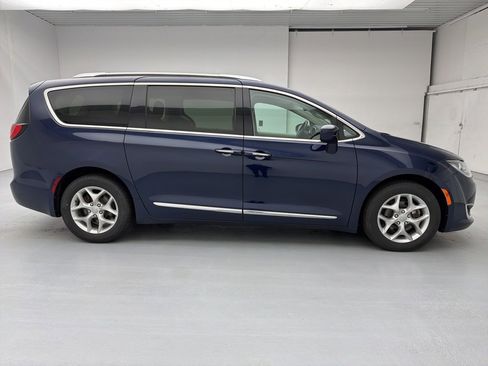 Used 2019 Chrysler Pacifica Touring-L Plus w/ Tire & Wheel Group image 12