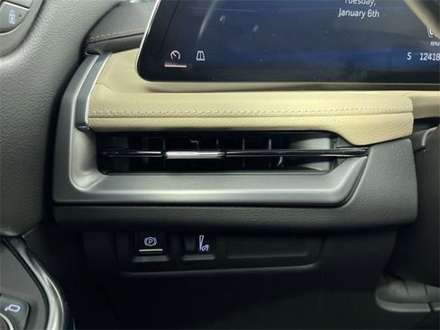 Certified 2024 Cadillac XT4 Luxury w/ Cold Weather Package image 18