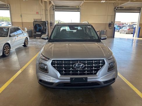 Used 2026 Hyundai Venue SEL FWD image 2