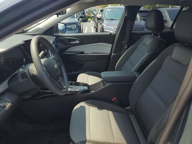 Used 2025 Chevrolet Trax LT FWD image 9