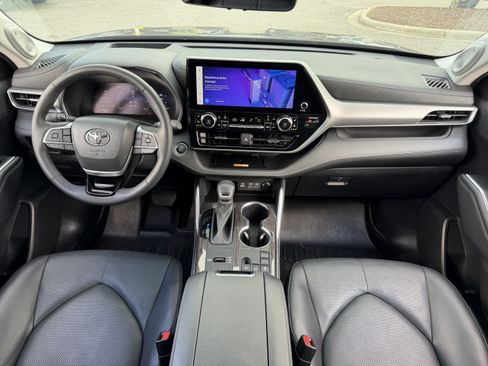 Used 2024 Toyota Highlander Platinum FWD image 28