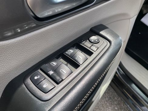 Used 2023 Chrysler Pacifica Touring-L FWD image 19