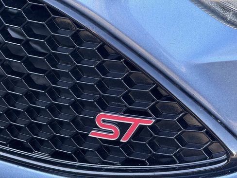 Used 2018 Ford Focus ST w/ Equipment Group 401A FWD image 24