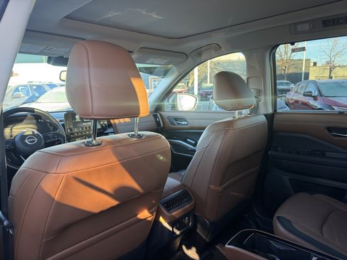 Used 2022 Nissan Pathfinder Platinum w/ Cargo Package image 15