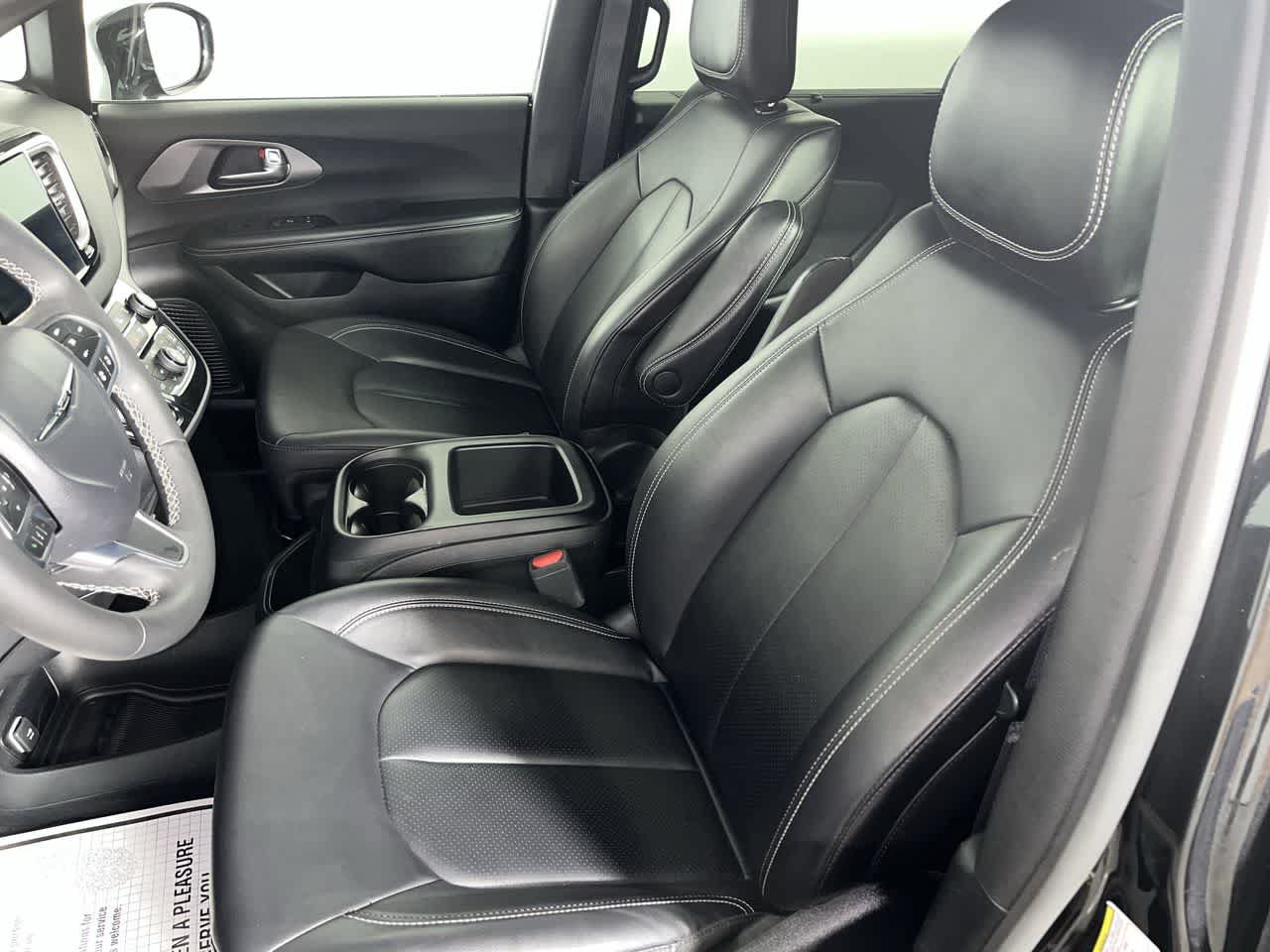 Used 2025 Chrysler Pacifica Select FWD image 15