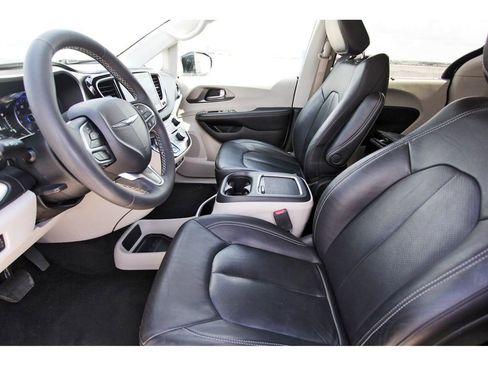 Used 2022 Chrysler Pacifica Touring-L image 6